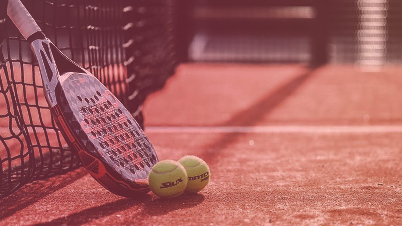 découvrez comment choisir la raquette de padel idéale en fonction de votre style de jeu pour optimiser vos performances sur le terrain.