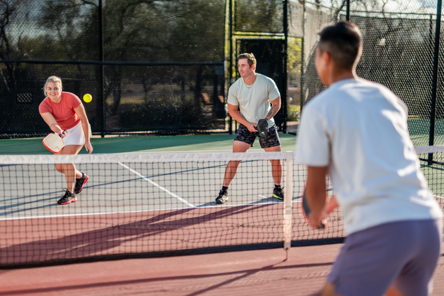 découvrez le padel, la nouvelle tendance sportive qui séduit de plus en plus les états-unis grâce à son dynamisme et son accessibilité.