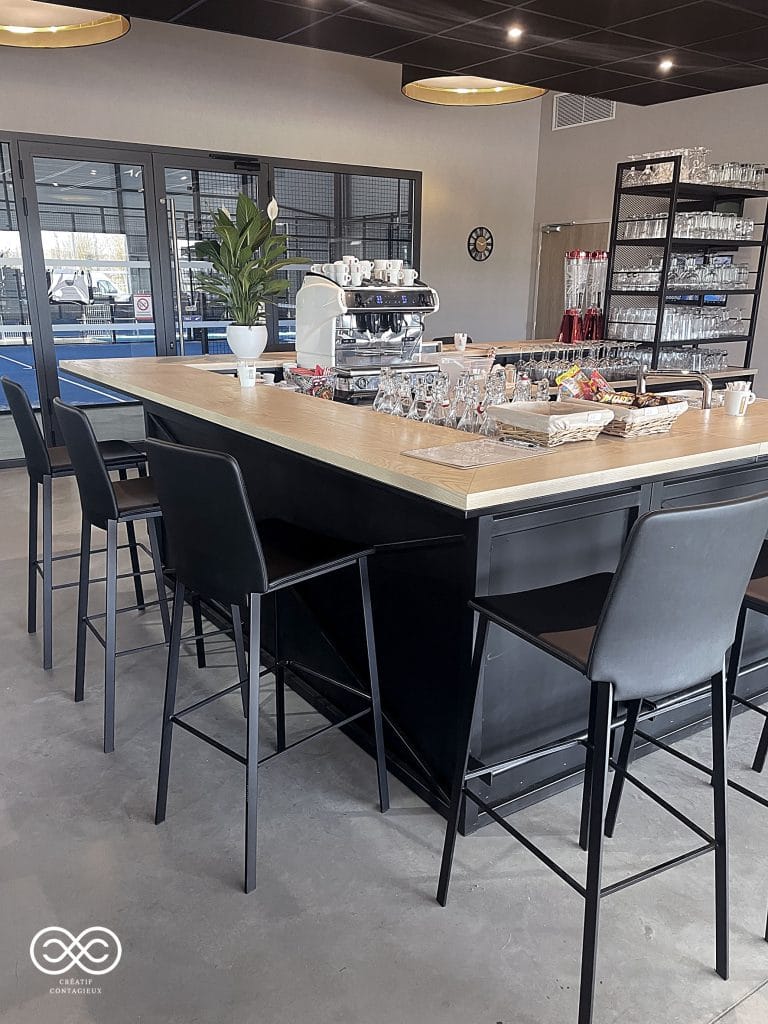 découvrez notre padel bar branché, l'endroit idéal pour allier sport et détente autour d'une ambiance conviviale et moderne.