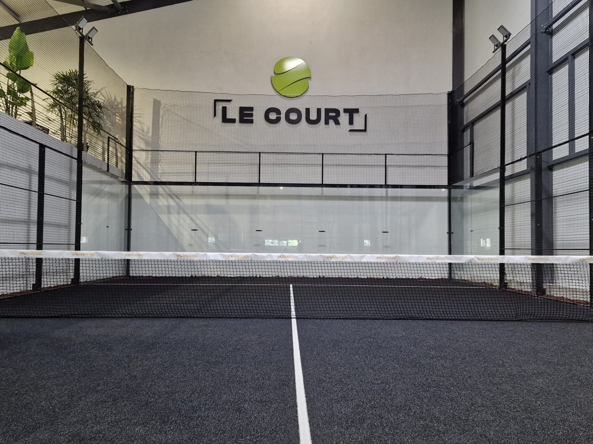 découvrez comment le padel s'impose comme un intrus surprenant dans l'univers du tennis, transformant les règles du jeu et captivant de nouveaux passionnés.