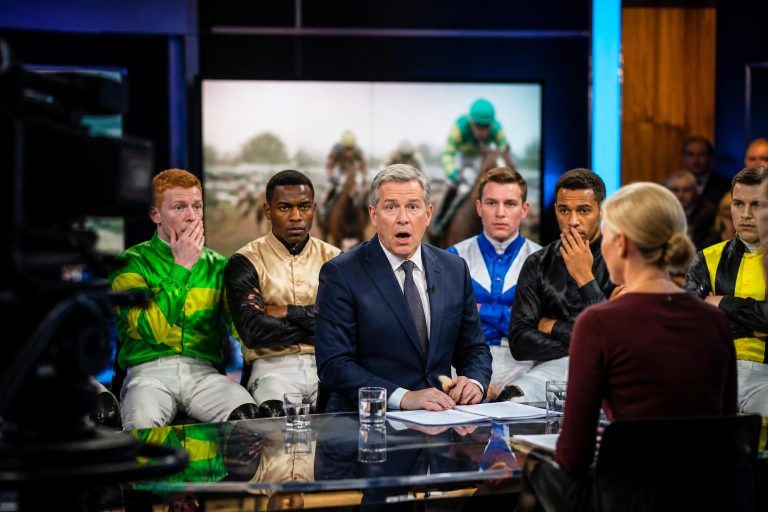 suivez en direct sur itv le dénouement inattendu de l'affaire de racisme impliquant les jockeys de cheltenham, avec des scènes surprenantes à ne pas manquer.