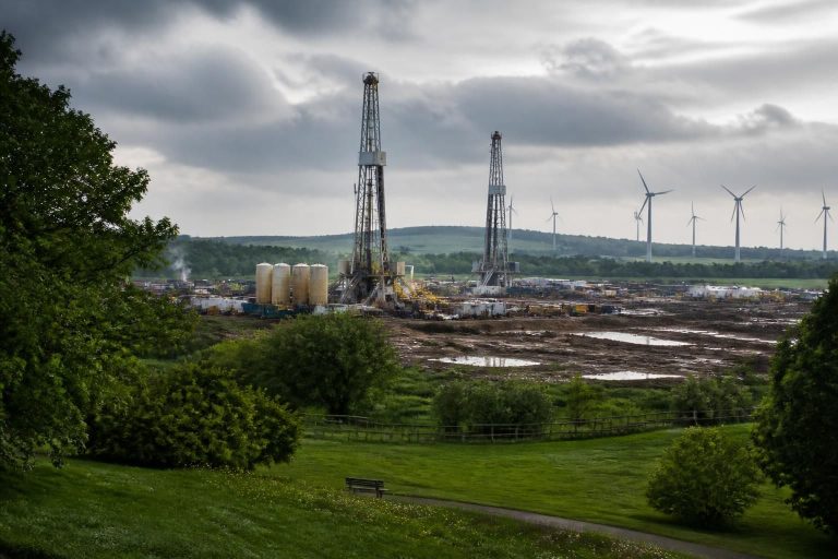 découvrez comment deux projets de loi controversés en ohio pourraient accélérer la fracturation des parcs naturels et ralentir le développement des énergies renouvelables, suscitant débats et inquiétudes sur l'environnement.