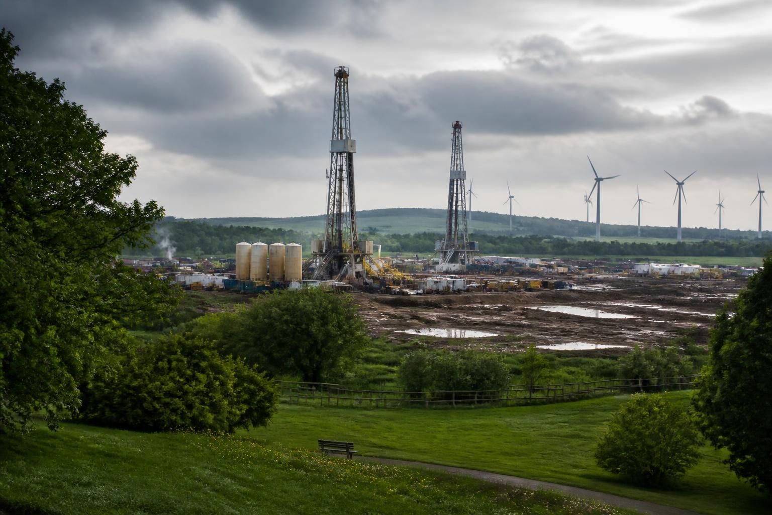 découvrez comment deux projets de loi controversés en ohio pourraient accélérer la fracturation des parcs naturels et ralentir le développement des énergies renouvelables, suscitant débats et inquiétudes sur l'environnement.
