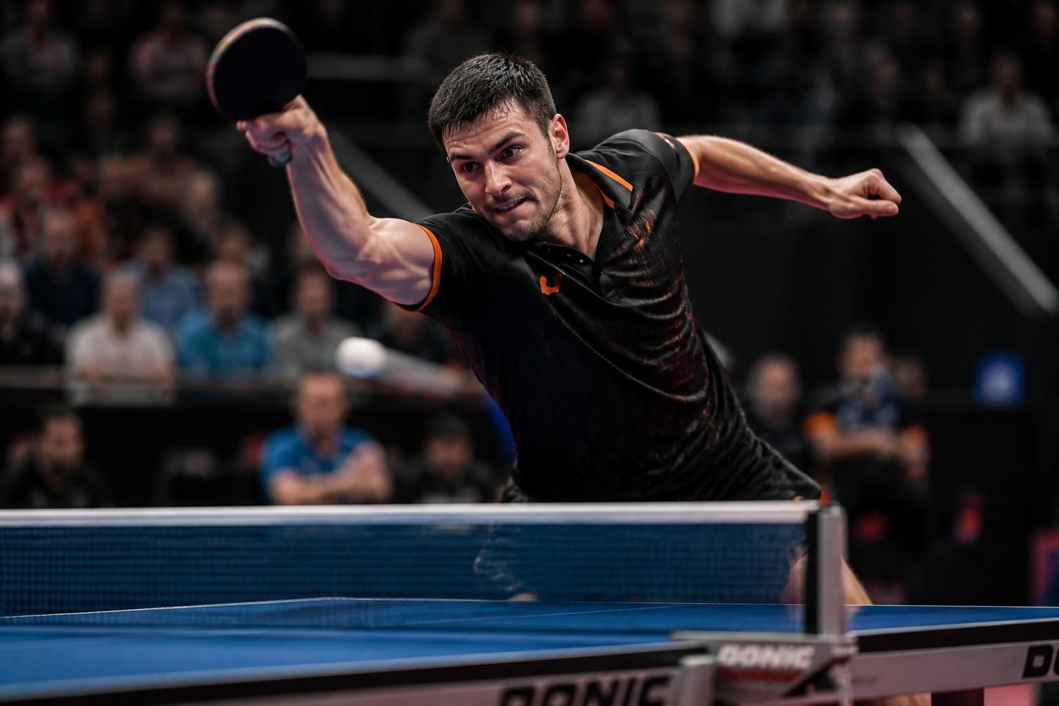 découvrez la renaissance spectaculaire du tennis de table, un sport de la petite balle qui revient en force avec passion et dynamisme.