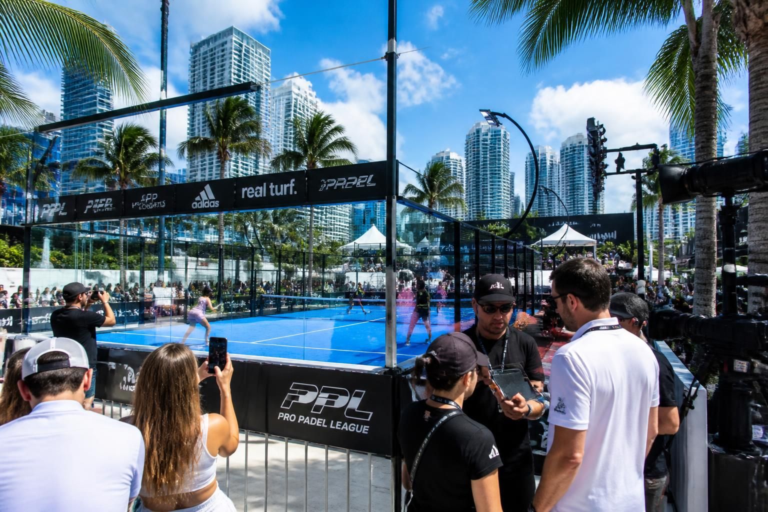 découvrez les secrets et les facteurs clés qui expliquent l'incroyable essor du padel à miami, une ville où ce sport passionne de plus en plus de joueurs.