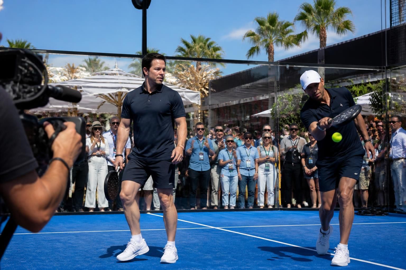 mark wahlberg et derek jeter lancent la saison de padel lors de la reserve cup, un événement sportif incontournable alliant célébrités et passion pour le padel.