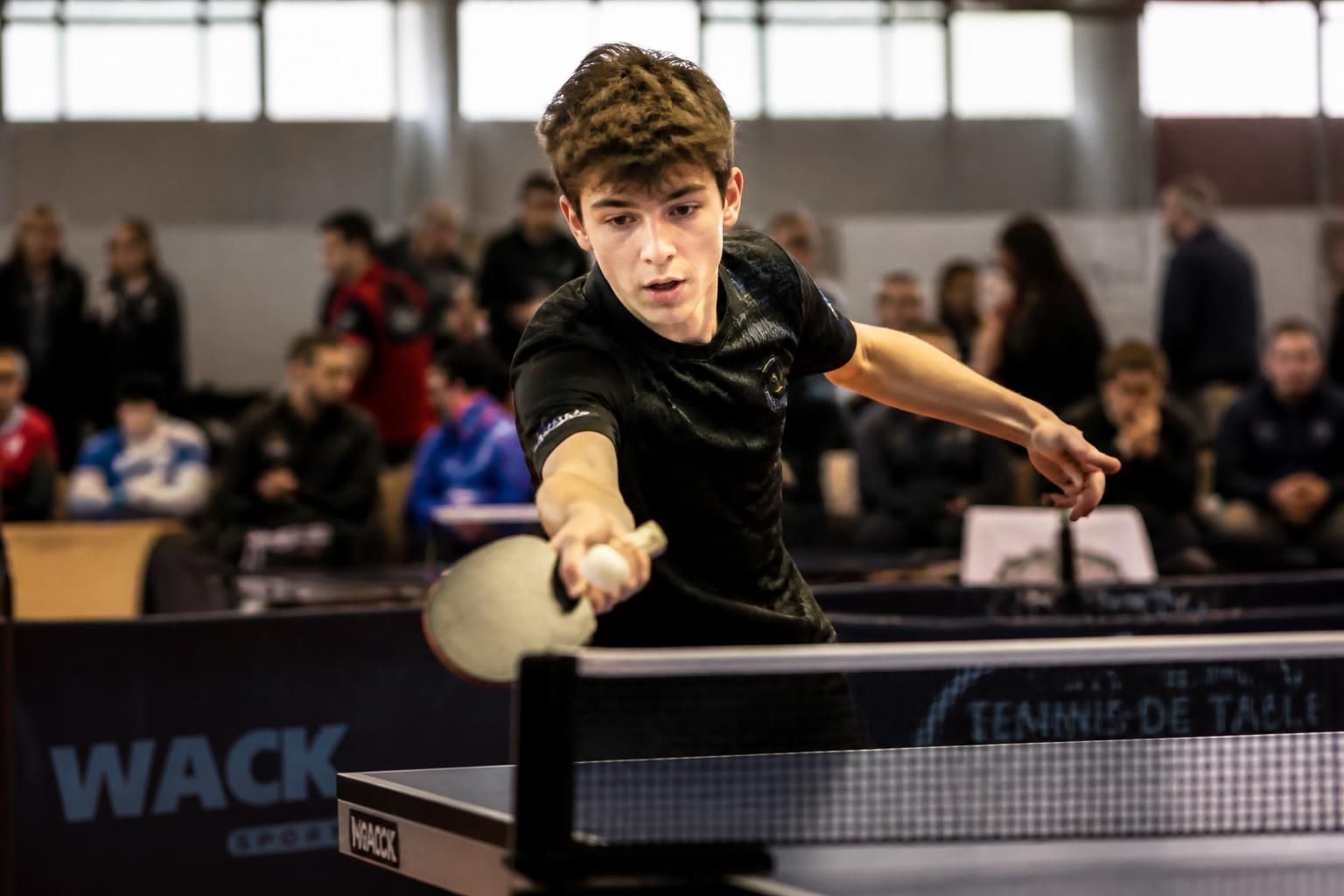 découvrez axel coz, l’étoile montante du tennis de table au tournoi national de saint-divy, et son parcours inspirant d’épanouissement à travers chaque échange.